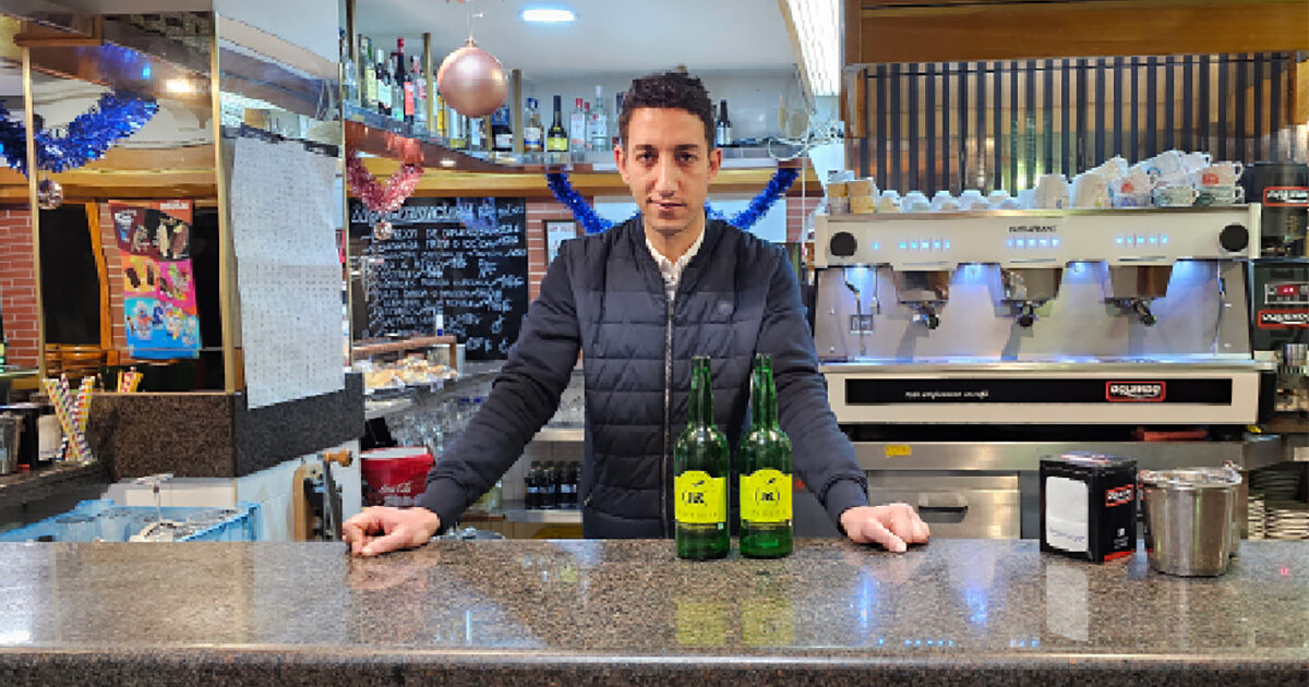 Ismael Benalla, na bara del chigre Rías Baixas n'Avilés, con Sidra JR