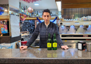 Ismael Benalla, na bara del chigre Rías Baixas n'Avilés, con Sidra JR