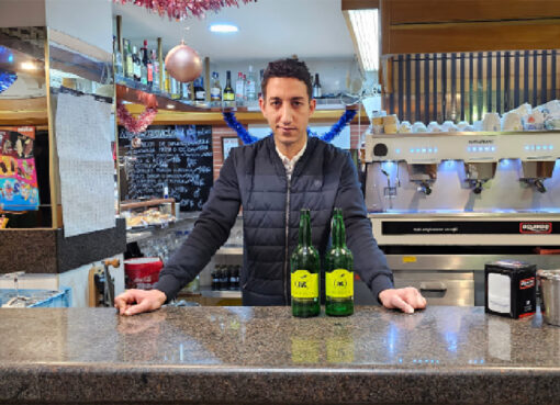 Ismael Benalla, na bara del chigre Rías Baixas n'Avilés, con Sidra JR