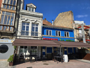 Chigre La Botella n’Avilés, terraza tradicional y sidre bien echao n’Asturies
