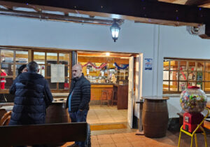 Barra ya interior del chigre-restorán Rías Baixas en Avilés, Asturies, onde se sirve Sidra JR fresca como referente del día a día nel chigre asturianu.