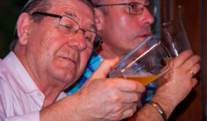 N'Asturies hai auténticos profesionales na tastia de sidre