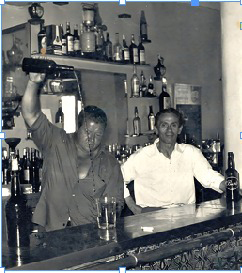 Echando sidre nun chigre tradicional