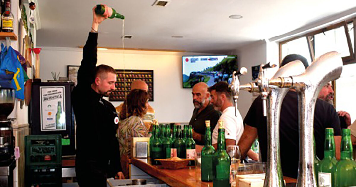 Echando sidre na Sidrería El Portal, Villaviciosa