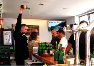 Echando sidre na Sidrería El Portal, Villaviciosa