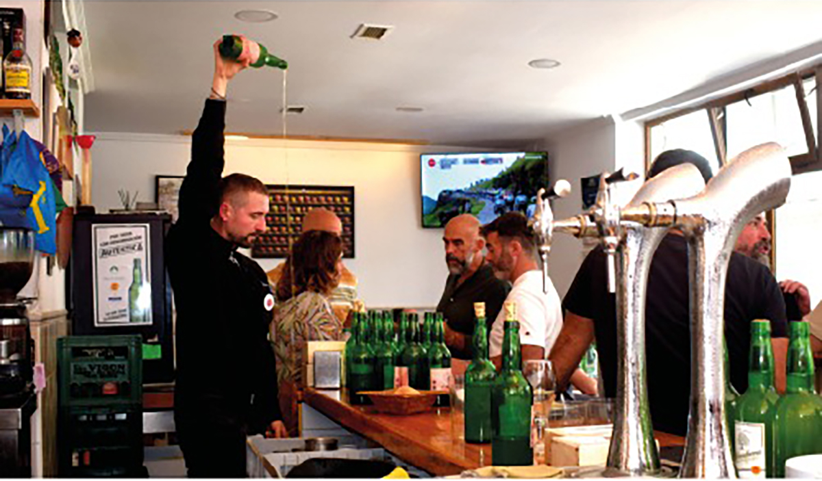 Echando sidre na Sidrería El Portal, Villaviciosa