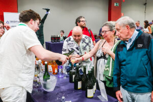 Preba de sidre chileno nel postrer Salón Internacional de les Sidres de Gala cellebráu en Xixón