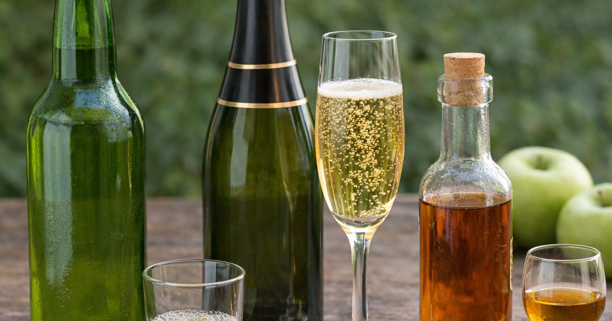 Botella de sidra natural asturiana junto a sidra brut y sidra de hielo, tres tipologías reguladas por la nueva normativa alimentaria de la sidra en España