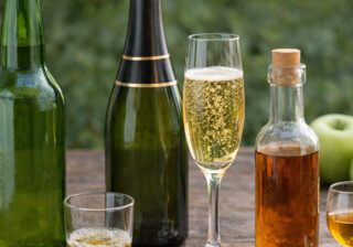 Botella de sidra natural asturiana junto a sidra brut y sidra de hielo, tres tipologías reguladas por la nueva normativa alimentaria de la sidra en España