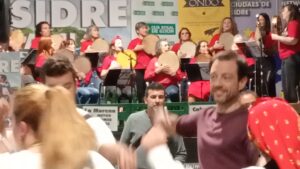 Ye sonar la panderetar y ponese la xente a baillar