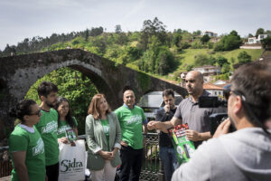 Los chigreros de Cangues d'Onís, cola Sidre d'Asturies