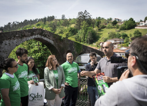 Los chigreros de Cangues d'Onís, cola Sidre d'Asturies