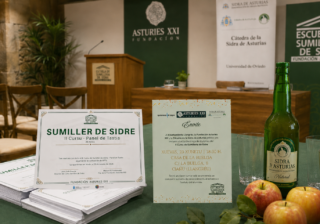 Los diplomes del cursu de Sumillería de Sidre acrediten la formación del alumnáu