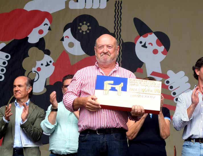 Andrés Canal recibiendo l’Eloxu d’Oru.