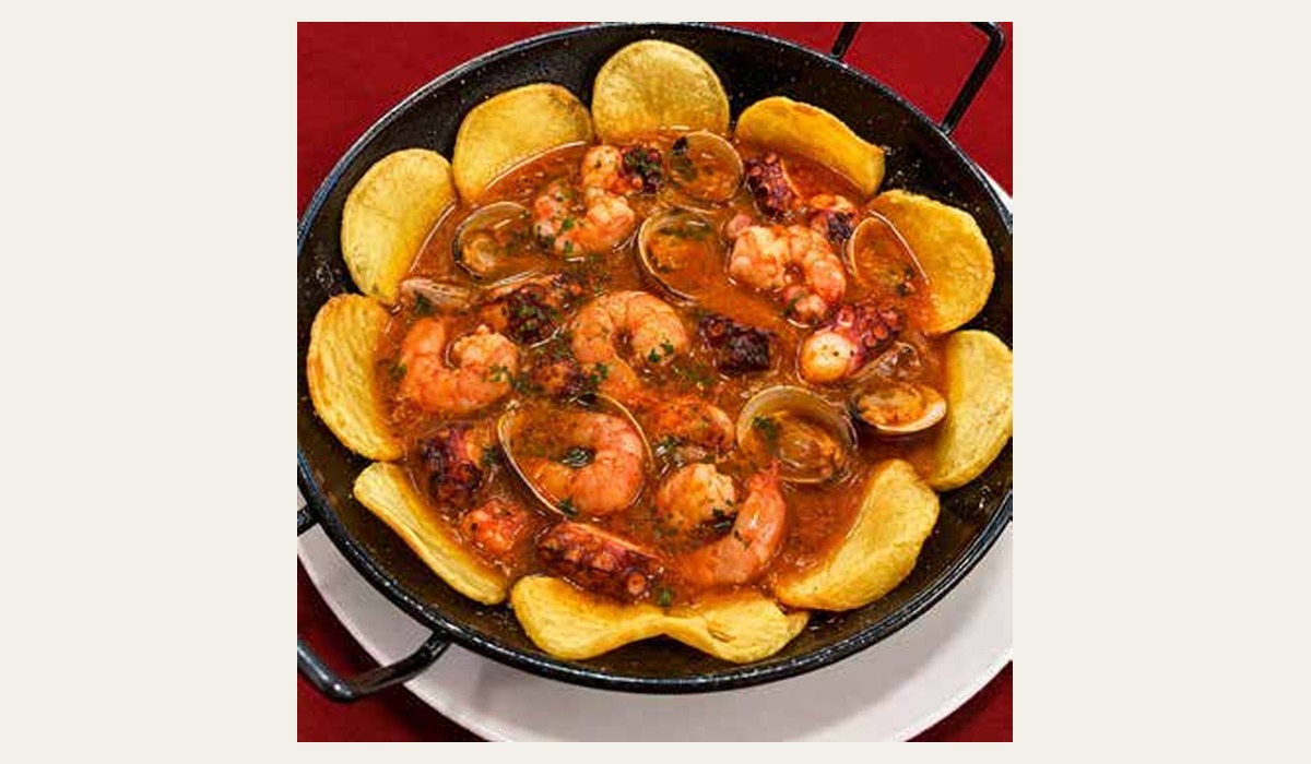 Pulpo con almejas, langostinos y patatas en la Sidrería Cabruñana de Avilés