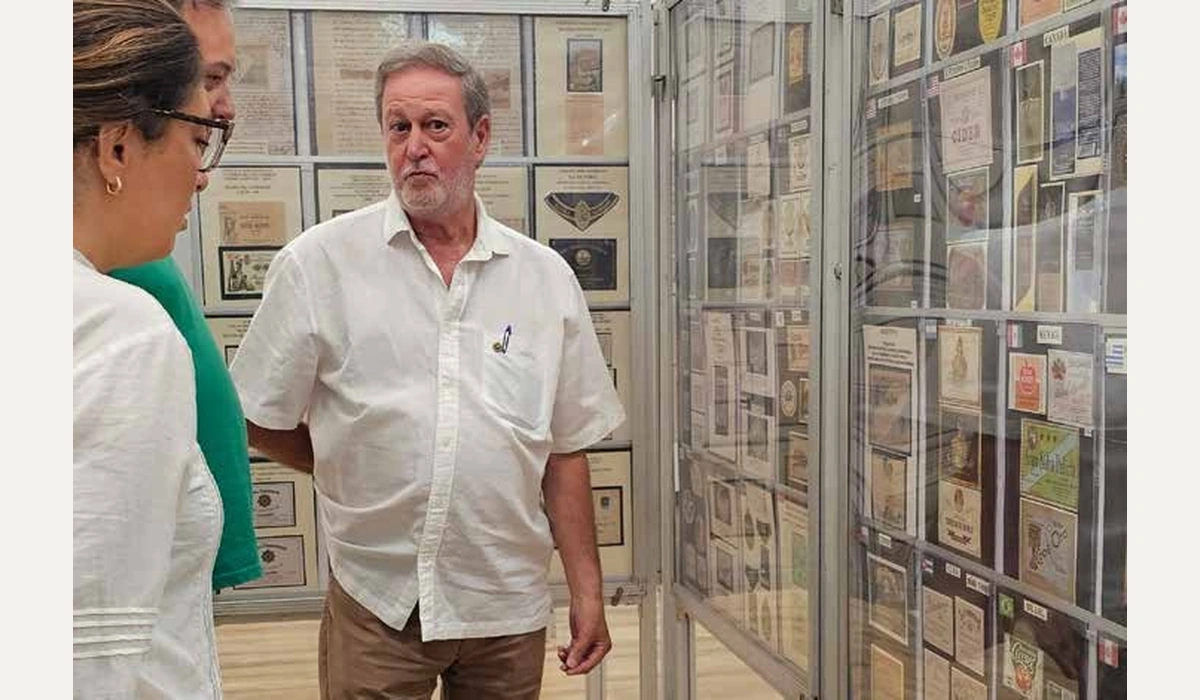 Fernando Paredano at the La Sidra de Papel exhibition