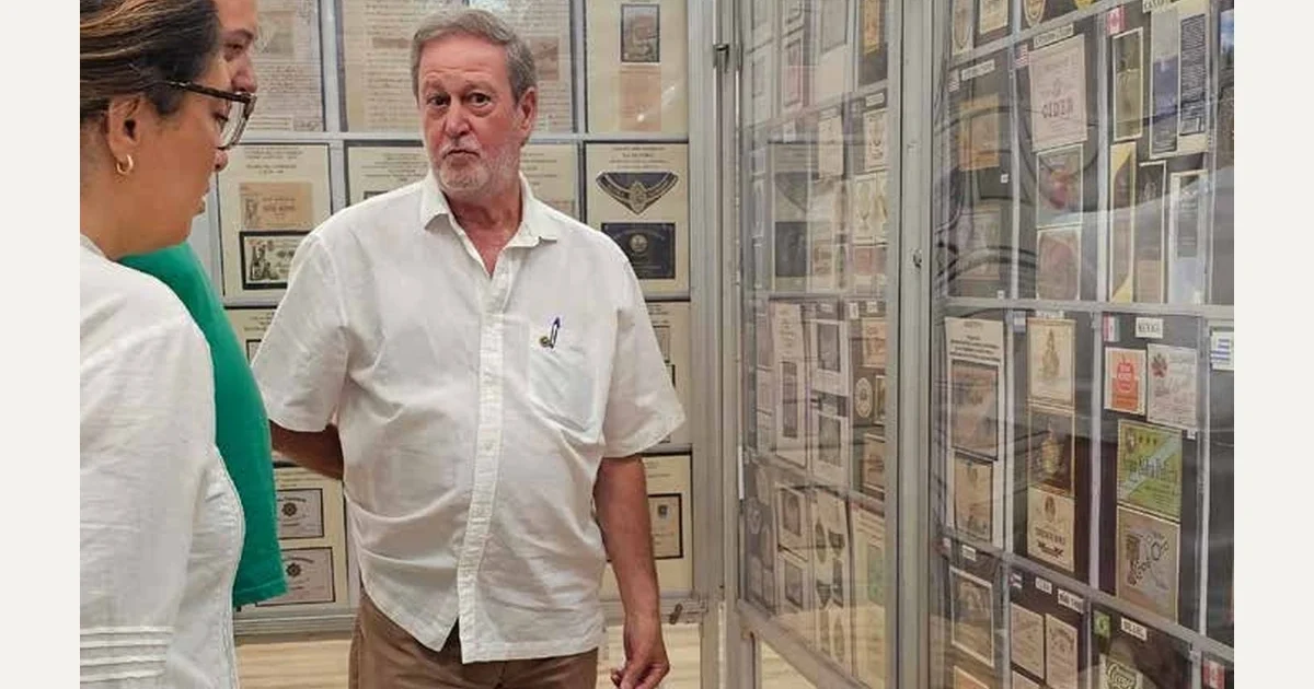 Fernando Paredano en la exposición de La Sidra de Papel