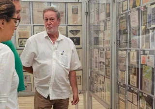 Fernando Paredano en la exposición de La Sidra de Papel