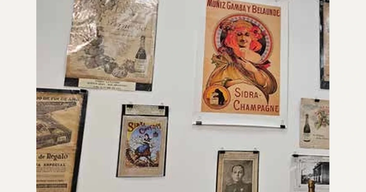 Cartelos históricos de sidre na coleición La Sidra de Papel