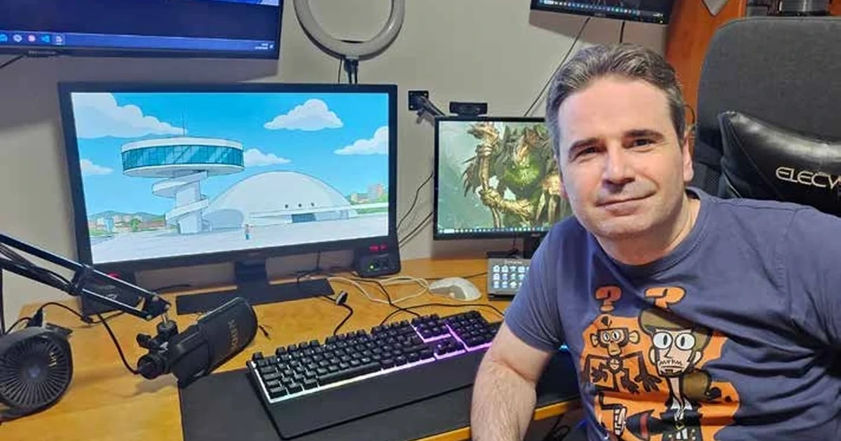 David Santiso delantre de les pantalles del so videoxuegu