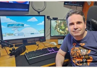 David Santiso delantre de les pantalles del so videoxuegu