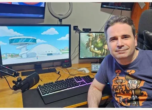 David Santiso delantre de les pantalles del so videoxuegu
