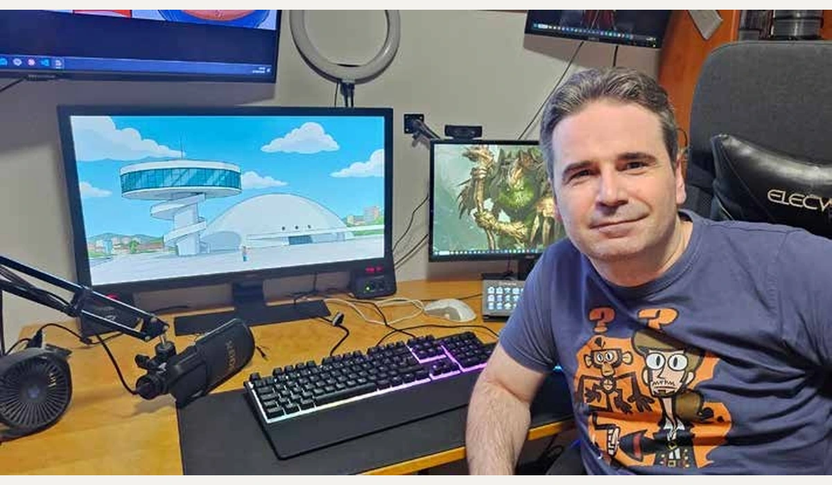 David Santiso delantre de les pantalles del so videoxuegu