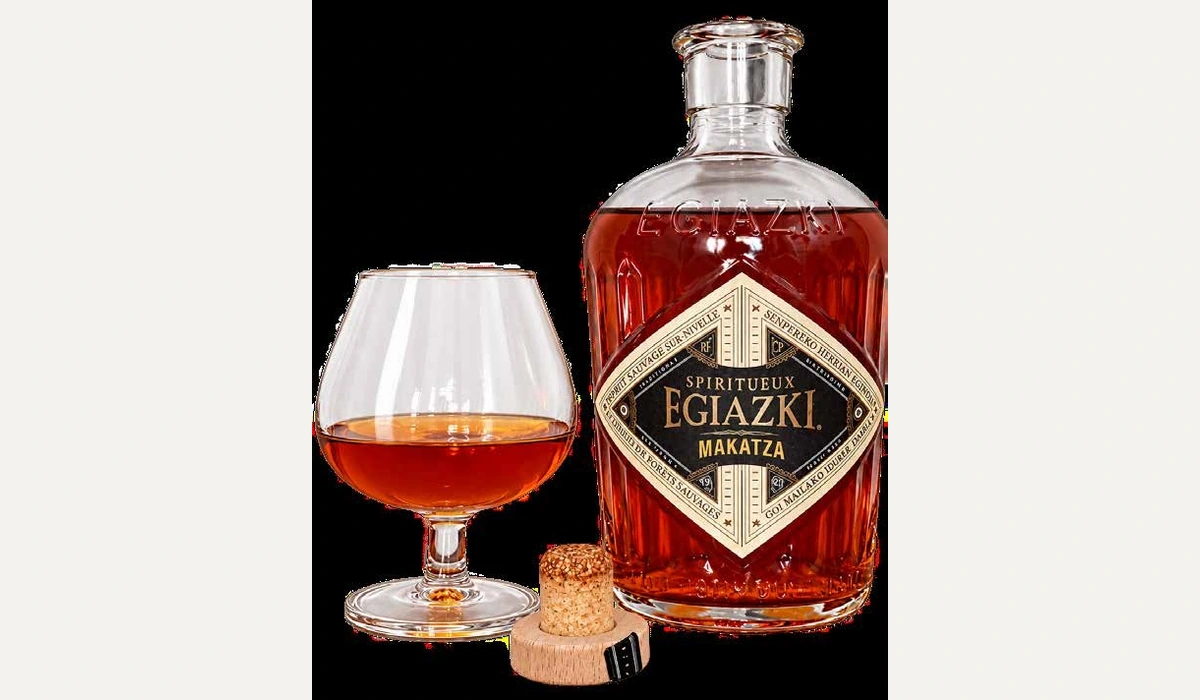 A bottle of Makatza Egiazki beside a glass of wild pear liqueur