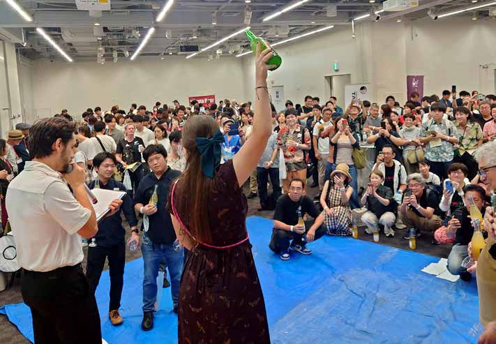 Demostración d’echar sidre nel SISGA Japan en Tokyo.