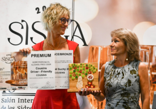 Dos persones colos diplomes de Cousins y un troféu del SISGA 2026.