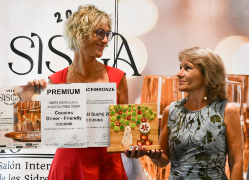 Dos persones colos diplomes de Cousins y un troféu del SISGA 2026.