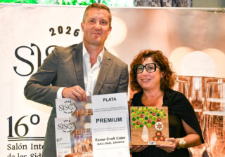 Dos persones con diplomes de Plata y Premium d’Exner Craft Cider y un troféu del SISGA 2026.