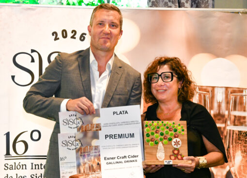 Dos persones con diplomes de Plata y Premium d’Exner Craft Cider y un troféu del SISGA 2026.