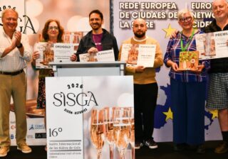 Ganadores posen colos sos diplomes mientres la entrega de premios del 16º SISGA en Xixón
