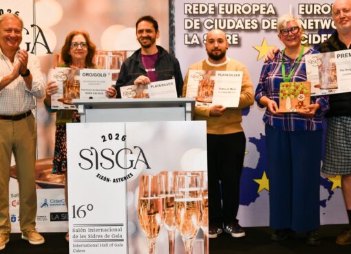 Ganadores posen colos sos diplomes mientres la entrega de premios del 16º SISGA en Xixón