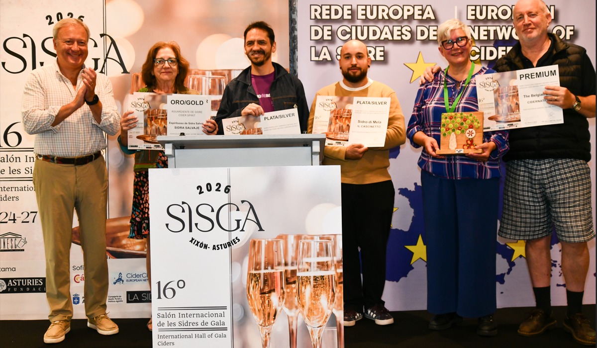 Ganadores posen colos sos diplomes mientres la entrega de premios del 16º SISGA en Xixón