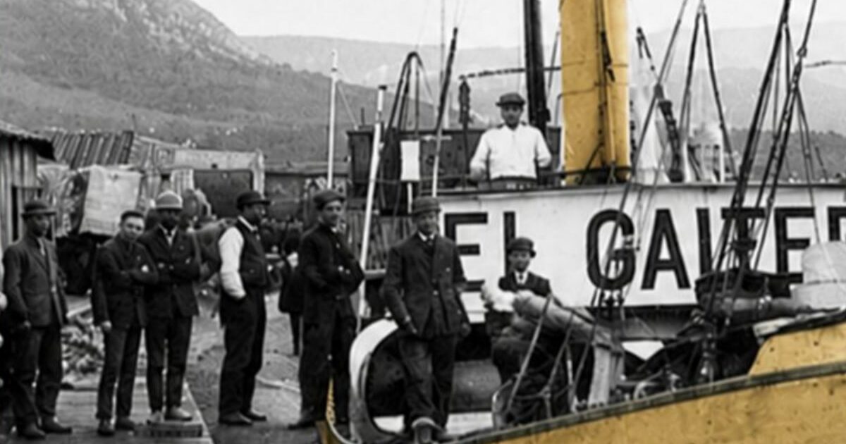 Embarque de sidre El Gaitero na ría de Villaviciosa hacia 1920, imaxe de «La sidre na emigración asturiana».