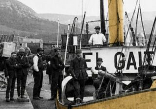 Embarque de sidre El Gaitero na ría de Villaviciosa hacia 1920, imaxe de «La sidre na emigración asturiana».