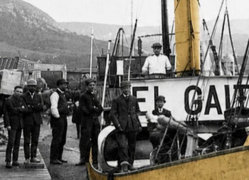 Embarque de sidre El Gaitero na ría de Villaviciosa hacia 1920, imaxe de «La sidre na emigración asturiana».