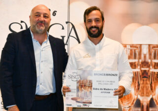 Entrega del diploma de bronce a Sidra da Madeira IGP, d’APSRAM, nel SISGA 2026.