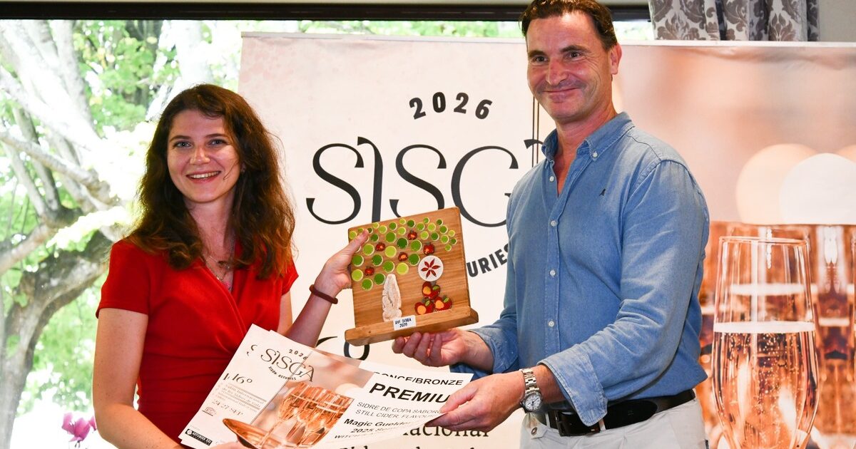 Dos persones sostienen un troféu y diplomes na entrega de los Premios SISGA 2026.