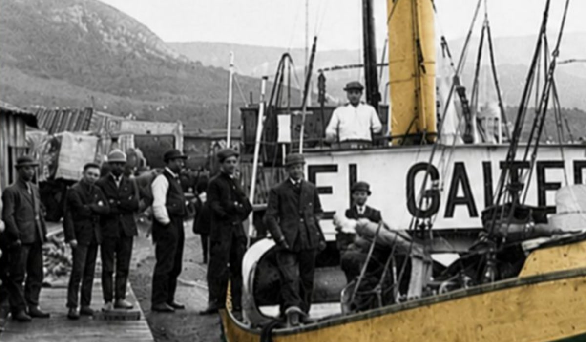 Embarque de sidra El Gaitero en la ría de Villaviciosa hacia 1920, imagen de «La sidre na emigración asturiana».