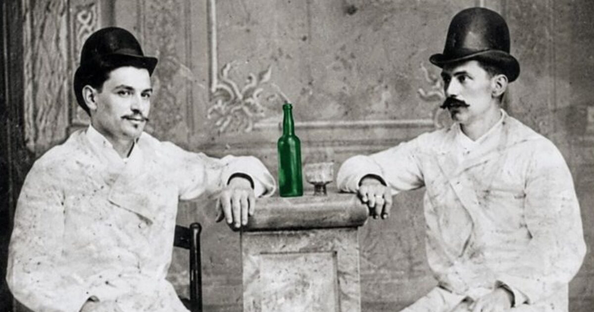 Dos emigrantes asturianos en Cuba, en 1885, con una botella de sidre y un vasu.