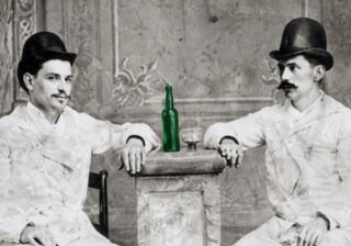 Two Asturian emigrants in Cuba in 1885 with a bottle of cider and a glass.