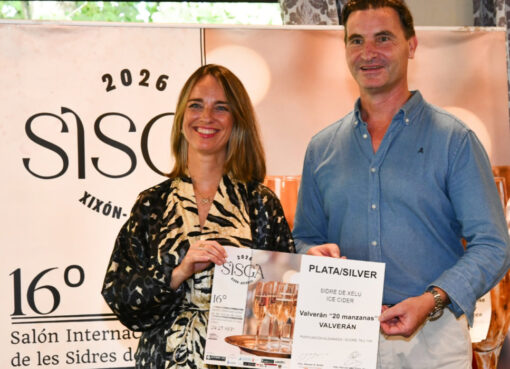 Two people pose with the Silver award certificate for Valverán «20 manzanas» in the ice cider category at the 16th SISGA.
