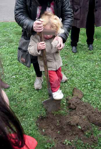 Escolinos d’Infantil participando na plantación d’un pumar