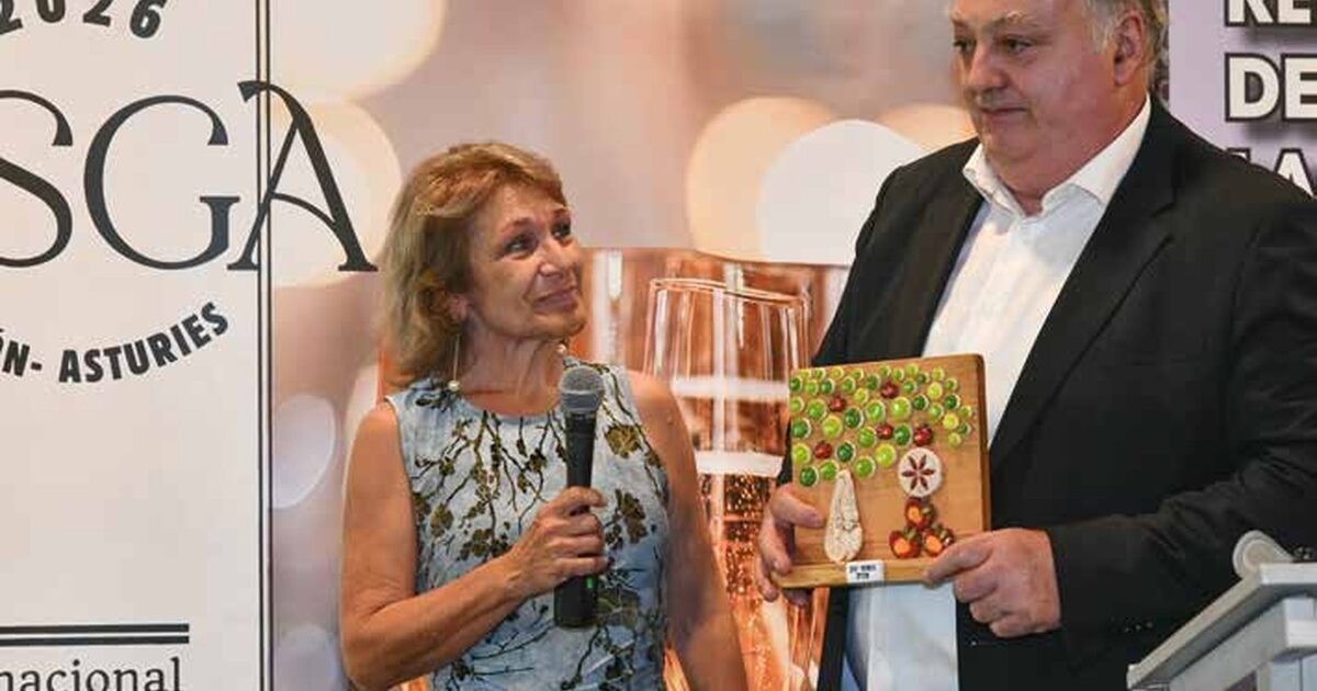 Tino Panizales con Carme Pérez y un premiu de LA SIDRA