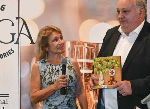 Tino Panizales con Carme Pérez y un premiu de LA SIDRA