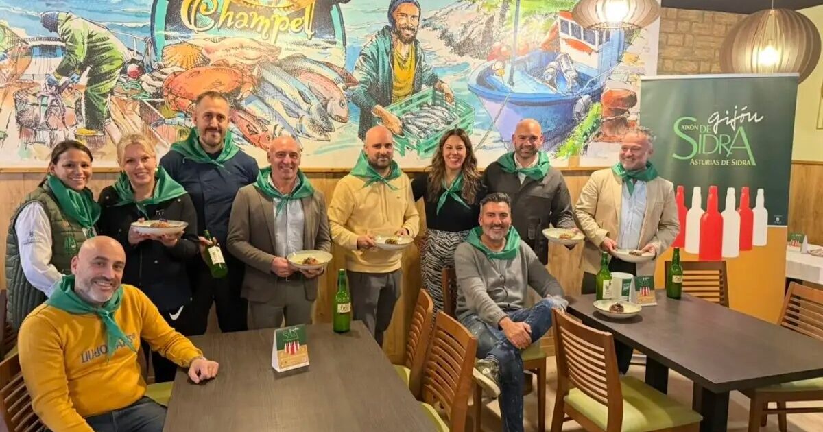 Participantes col pañuelu verde na inauguración de Xixón de Sidra 2026 na Sidrería Champel.